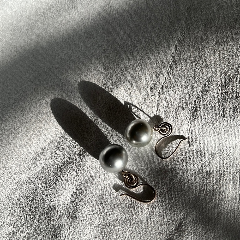 Earrings, sterling, hand made, gray cultured pearl drop. Inspirals